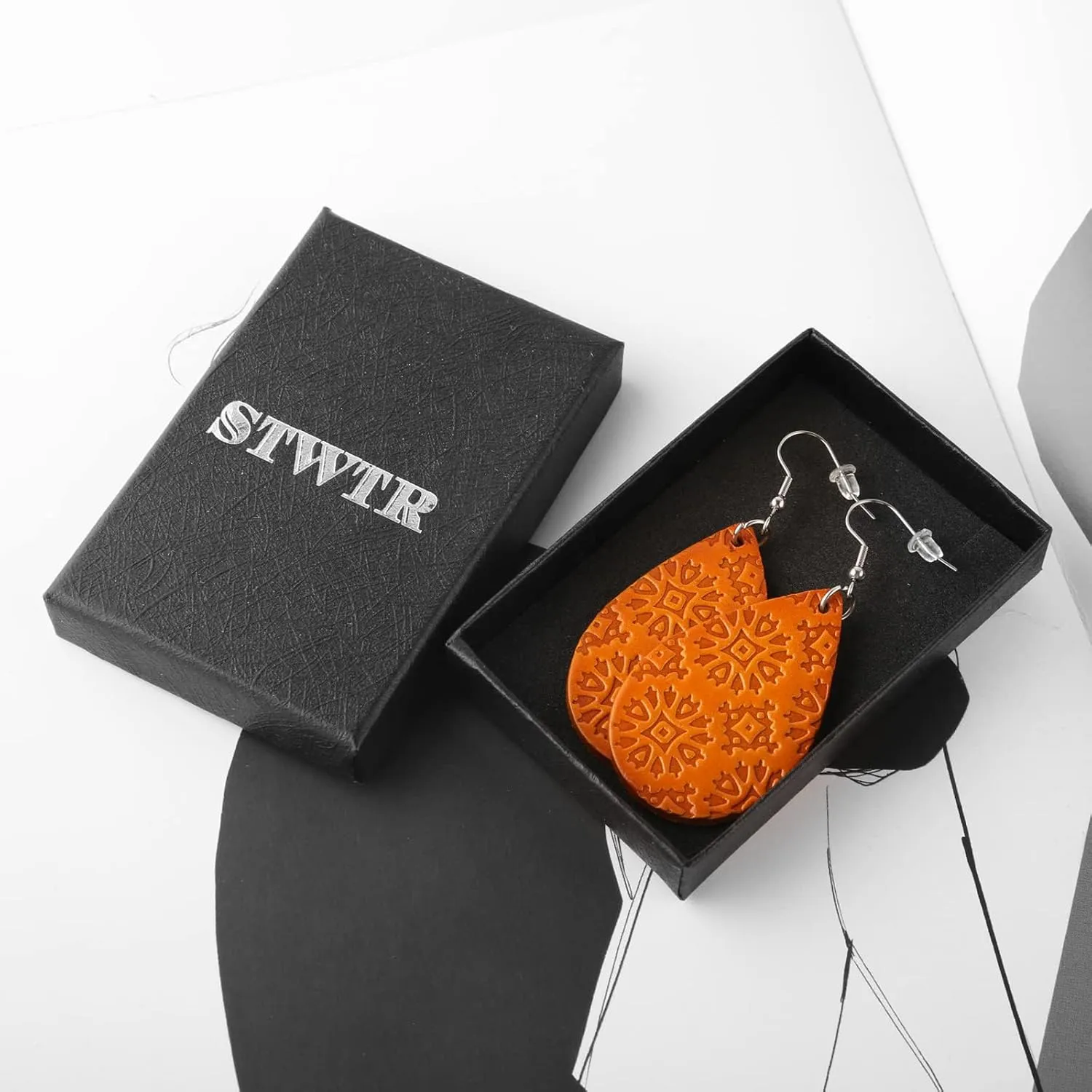 Women's leather leaf earrings fashion pendant spring, summer and autumn ladies earrings